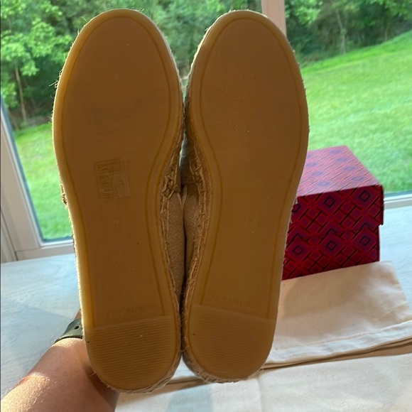 New In Box Tory Burch Beige Espadrilles with Logo. Size 7. - Picture 7 of 8